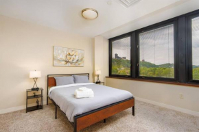 Sprawling Stadium Views 24-7 Valet Gym Lounge Roku
